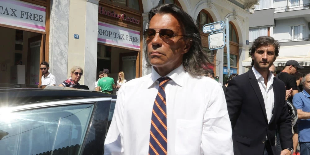 Πρόκληση εν μέσω τραγωδίας: Με ασημί πολυτελές αυτοκίνητο ο Ψινάκης στην Ευελπίδων για τη φωτιά στο Μάτι